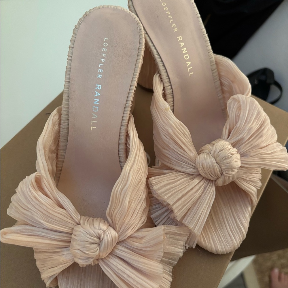 Loeffler Randall bow heels! Size 6 but run small. So cute just too small!